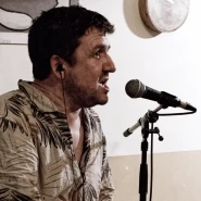 Das Foto zeigt Tom Simonetti bei dem Auftritt des Duos »RHYTM POLICE« am 15. August 2025 im Grünen Salon Peiting