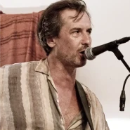 Das Foto zeigt Leo Hopfinger bei dem Auftritt des Duos »RHYTM POLICE« am 15. August 2025 im Grünen Salon Peiting