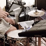 Das Foto zeigt Tom Simonetti bei dem Auftritt des Duos »RHYTM POLICE« am 15. August 2025 im Grünen Salon Peiting