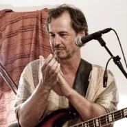 Das Foto zeigt Leo Hopfinger bei dem Auftritt des Duos »RHYTM POLICE« am 15. August 2025 im Grünen Salon Peiting