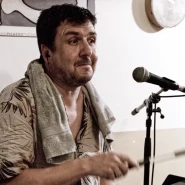 Das Foto zeigt Tom Simonetti bei dem Auftritt des Duos »RHYTM POLICE« am 15. August 2025 im Grünen Salon Peiting