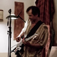 Das Foto zeigt Leo Hopfinger bei dem Auftritt des Duos »RHYTM POLICE« am 15. August 2025 im Grünen Salon Peiting