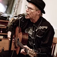 Das Foto zeigt Craig Gerber bei dem Auftritt des Duos »Craig Gerber & Stefan Wohlhaupter« am 27. September 2025 im Grünen Salon Peiting