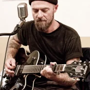 Das Foto zeigt Stefan Wohlhaupter bei dem Auftritt des Duos »Craig Gerber & Stefan Wohlhaupter« am 27. September 2025 im Grünen Salon Peiting