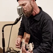 Das Foto zeigt Stefan Wohlhaupter bei dem Auftritt des Duos »Craig Gerber & Stefan Wohlhaupter« am 27. September 2025 im Grünen Salon Peiting