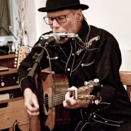 Das Foto zeigt Craig Gerber bei dem Auftritt des Duos »Craig Gerber & Stefan Wohlhaupter« am 27. September 2025 im Grünen Salon Peiting