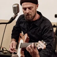 Das Foto zeigt Stefan Wohlhaupter bei dem Auftritt des Duos »Craig Gerber & Stefan Wohlhaupter« am 27. September 2025 im Grünen Salon Peiting