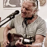 Das Foto zeigt Oliver Mally bei dem Auftritt des Duos »Sir Oliver Mally & Peter Schneider« am 12. September 2025 im Grünen Salon Peiting