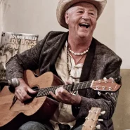 Das Foto zeigt Peter Schneider bei dem Auftritt des Duos »Sir Oliver Mally & Peter Schneider« am 12. September 2025 im Grünen Salon Peiting