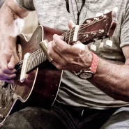 Das Foto zeigt Oliver Mally bei dem Auftritt des Duos »Sir Oliver Mally & Peter Schneider« am 12. September 2025 im Grünen Salon Peiting