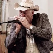 Das Foto zeigt Peter Schneider bei dem Auftritt des Duos »Sir Oliver Mally & Peter Schneider« am 12. September 2025 im Grünen Salon Peiting