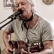 Das Foto zeigt Oliver Mally bei dem Auftritt des Duos »Sir Oliver Mally & Peter Schneider« am 12. September 2025 im Grünen Salon Peiting