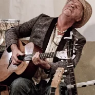 Das Foto zeigt Peter Schneider bei dem Auftritt des Duos »Sir Oliver Mally & Peter Schneider« am 12. September 2025 im Grünen Salon Peiting